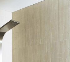 Frise carrelage mural CITY RAIN beige pour rappeler le sol, le reste du mur est de couleur STONE