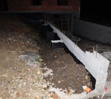 J'ai pos&eacute; un drain le long du mur de ma descente du sous sol puis recouvert de cailloux.