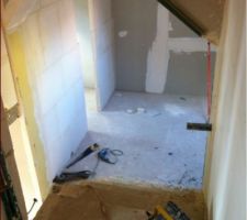 Vue de l'étage sur demi niveau et salle de bain