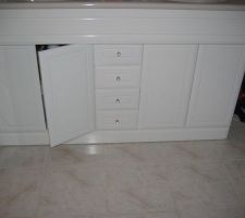 Meuble de salle de bain --- reste poign&eacute;es de portes &agrave; mettre