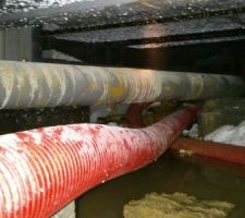 J'ai demandé aux maçons de me faire une trappe d'accès au vide sanitaire, car lors d'une intervention de leur part, en juillet, il y avait de l'eau dedans. Voici ce qu'il y a sous ma maison