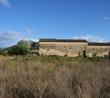 Longueur du terrain : presque jusqu'au mas
largeur : de l'angle gauche du mas jusqu'au buisson &agrave; droite