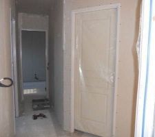 Couloir de l'étage avec la porte du dressing