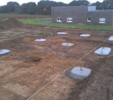 Les dés de béton sont coulés pour rece voir les longrine béton