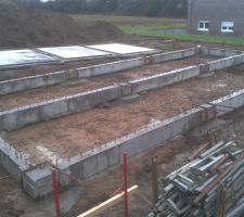 En arrière plan, les "plaques" qui formeront la dalle