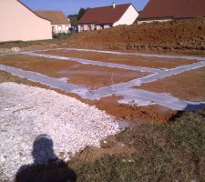 Après trop de temps pour les demarches (prêt, permis de construire, vacances d'Août) c'est enfin le debut du chantier. Décapage avec évacuation de la terre en trop (en supplément bien sûr), puis coulage des fondations.