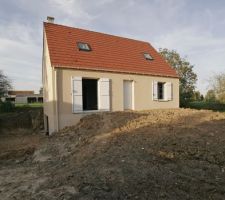 Vue de la façade, terres "en place" ...