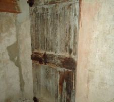 Cette porte donnée chez la maison mitoyenne à l?époque.