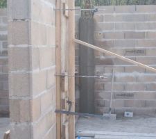 Avant de couler le b&eacute;ton, on apper&ccedil;oit le  1er poteau sur le fond,distance 4m