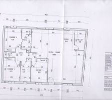 Nous avons construit en limite de propriété des 2 cotés, a droite le terrain n'est pas rectiligne, la maison suit la légère déformation du terrain.