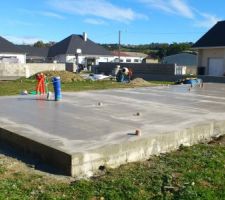 On peut voir le fourreau positionné à la base de la gaine du puits canadien pour désolidarisé celle-ci de la dalle. 
La corde la maintient un peut plus verticalement (courbure dû à la remontée de la gaine enterrée à - 100 cm)