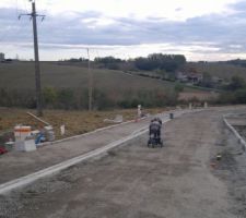 Test de la pente du lotissement avec la poussette ! C'est bon pour les mollets...