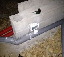 L'idée de mettre un spot en attente dans le vide sanitaire. Merci forum construire ;-)
Ici un spot jamais utilisé dont j'ai désactivé le détecteur automatique. Le câble arrivera dans le garage...
