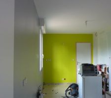 Cuisine en cours de peinture et pose des plinthes