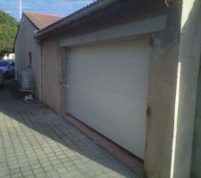 Linteau pos&eacute;, coffrage retir&eacute; et porte Hormann 4m*2m install&eacute;e.