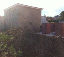 Notre jardin et la maison du voisin.