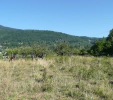 Vue sud-est depuis le terrain.