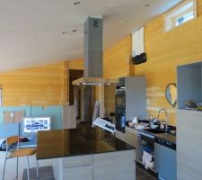 La hotte posée mais pas définitivement fixée, faute de vis. Ils sont cons chez Sauter