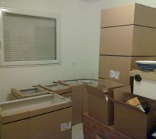 Bazar dans la cuisine : meubles livrés nos cartons :)
