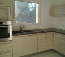 Cuisine posée :) (faire abstraction de la fenêtre très sale)