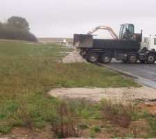 Arrivée du concassé de béton pour empierrement du chemin d?accès.