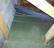 Pose du plancher dans partie non accessible des combles.
