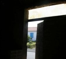 On la croirait petite... ben non, elle fait plus de 2.50 m... une future table de banquet cette porte en bois