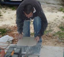 D&eacute;but du carrelage dans la pi&egrave;ce de vie.