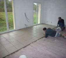 D&eacute;but du carrelage dans la pi&egrave;ce de vie.