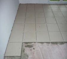 D&eacute;but du carrelage dans la pi&egrave;ce de vie.