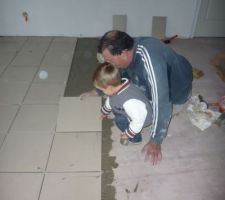 D&eacute;but du carrelage dans la pi&egrave;ce de vie.