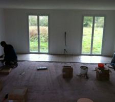 D&eacute;but du carrelage dans la pi&egrave;ce de vie.