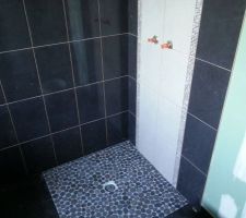 Carrelage galets sol douche   faïence douche