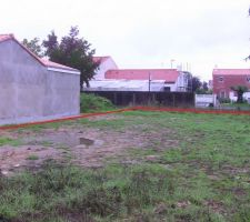 En rouge la délimitation du terrain
