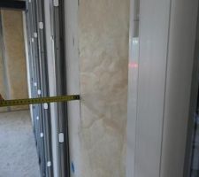 Tour de fen&ecirc;tre nord, le dormant affleure le gros oeuvre