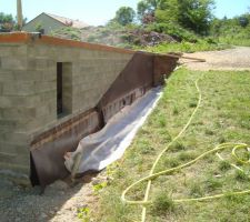 Protecdrain contre les murs enterr&eacute;s du sous-sol