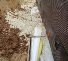 Drainage en pied des élévations du sous sol : tuyau drainant dans gravier enroulé dans un géotextile