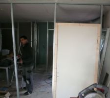 Porte de la chambre en place