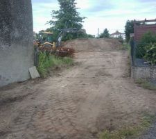 Même de loin, l'est beau l'tracto... l'accès se fait donc uniquement sur 3.27m de large