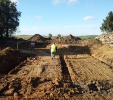 Fouilles creusées, pose des semelles de fondation