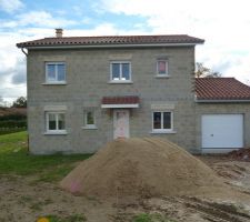 La maison vue de devant. Une fois fermée, cela ressemble beaucoup moins à un chantier et beaucoup plus à une maison