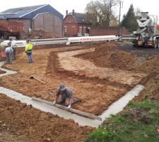 Lissage de la fondation à la règle à maçon