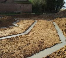 Mur voisin pris en compte dans l'élaboration des plans et orientation de la maison