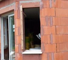 Modification de la ma&ccedil;onnerie pour d&eacute;caler la fen&ecirc;tre afin d'obtenir une parfaite sym&eacute;trie.