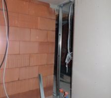 Le cellier avec au plafond la trappe d'accès aux nourrices d'arrivée et de départ d'eau