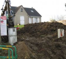 Déplacement des compteurs, le tracto a enfin pu accéder au chantier, le compteur d'eau étant déplacé !!!