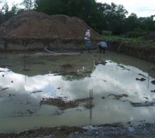 La pluie sur les fondations, ça aussi c'est fait :( heureusement, on a une bonne motopompe...