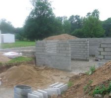 Les parpaings sont montés.