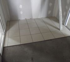 Pose du carrelage dans le cellier