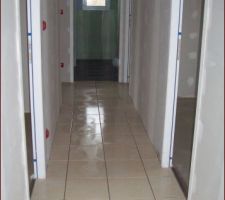 Pose du carrelage dans le couloir